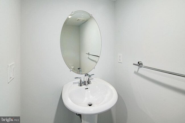 Foto del edificio - Beautiful bright 3 bed 3 bath home for ren...