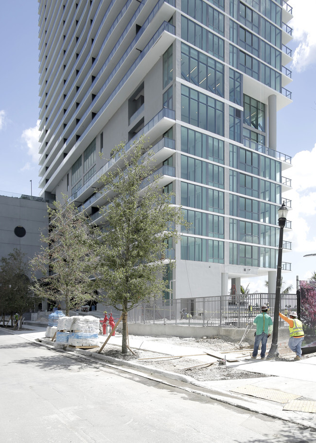 Building Photo - One Paraiso