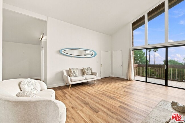 Building Photo - 2322 Palos Verdes Dr W