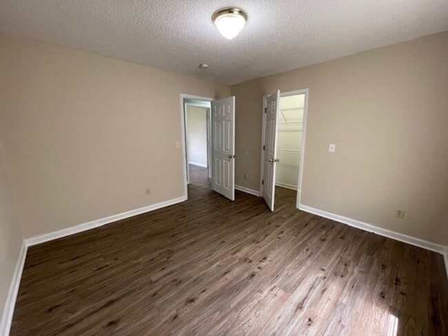 Building Photo - READY TO MOVE IN! 3 BEDS/2 BATHS!