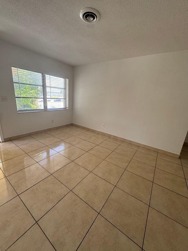 Building Photo - 890 NW 39th St