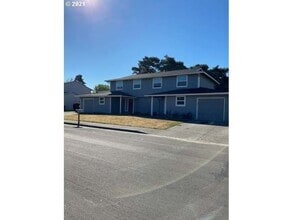 Building Photo - 22632 NE Schuyler St