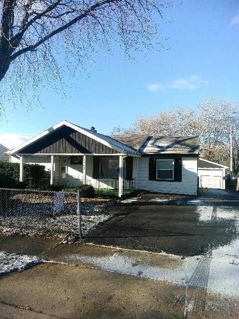Foto del edificio - 3 bd 1 ba Crest Hill fenced yard