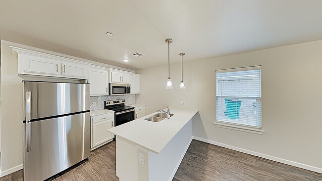 Foto del edificio - 2 Bedroom 1 Bath Duplex Close To Tinker AFB - Lawncare Included