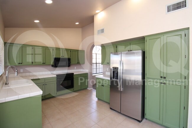 Building Photo - 10879 E Kalil Dr