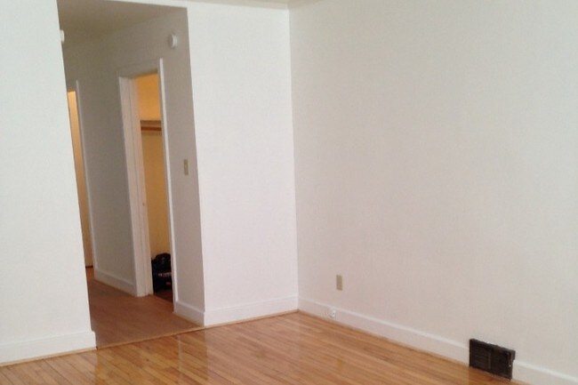 Sala de estar - 204 E 4th St