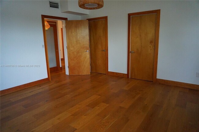 Building Photo - 910 Bay Dr
