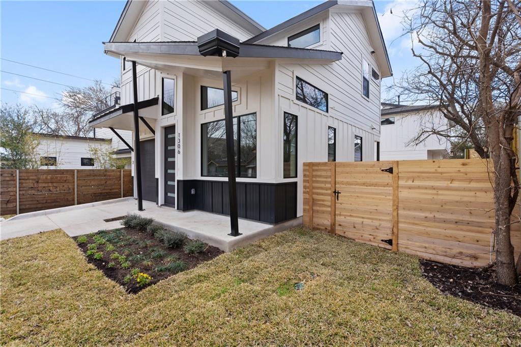 Foto principal - 1306 E 3rd St