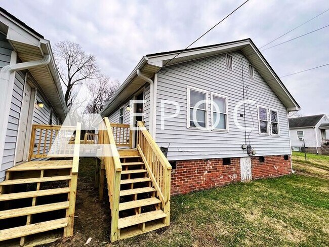 Foto del edificio - Greensboro Duplex 2 Bedroom, 1 Bathroom- B...