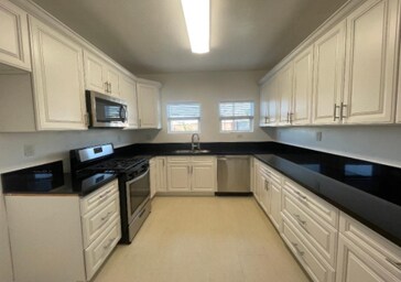 Kitchen - 5072 Fountain Ave