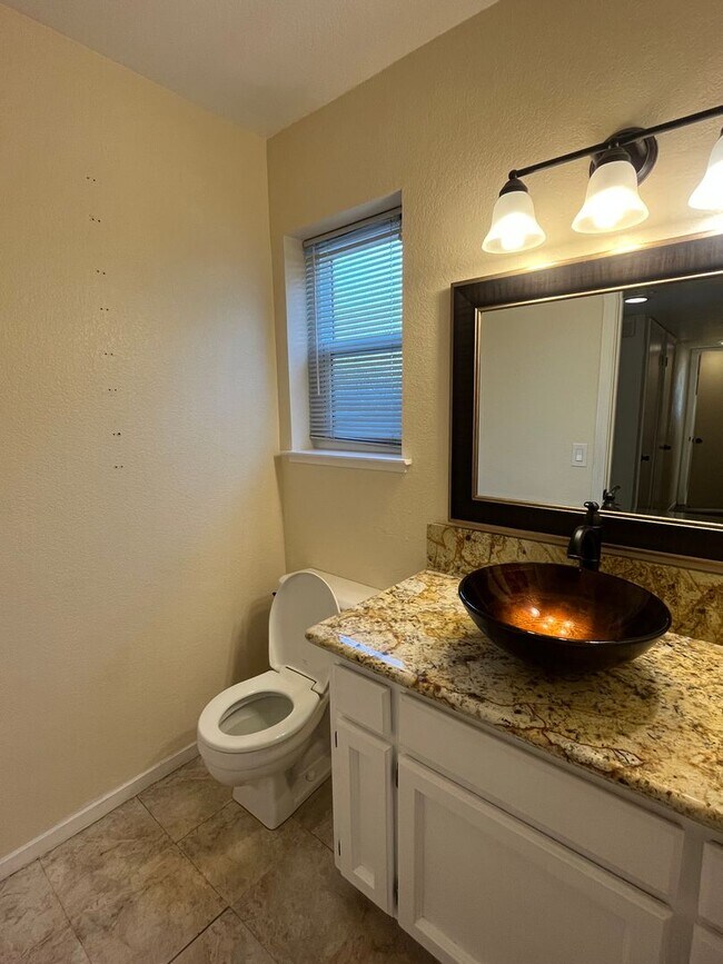 Building Photo - Spacious 3bed 2.5bath 2 story home available now!