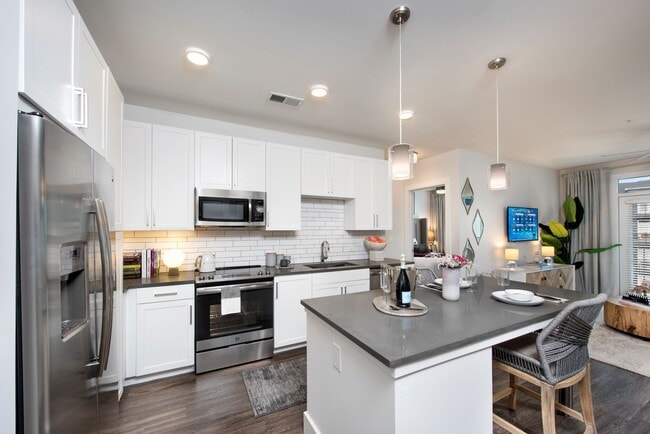 Kitchen with stainless steel appliances - Glenn Perimeter