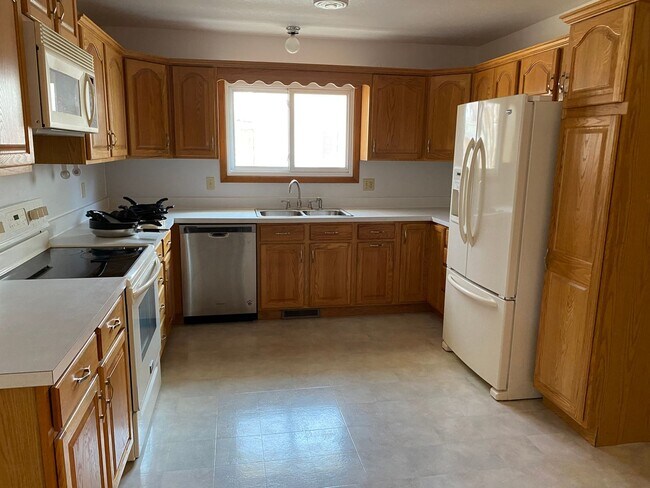 Foto del edificio - Spacious 4 bedroom 2 bathroom, pet friendl...