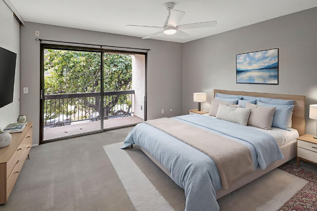 Building Photo - Stunning Bay Ho Townhome with Resort-Style...