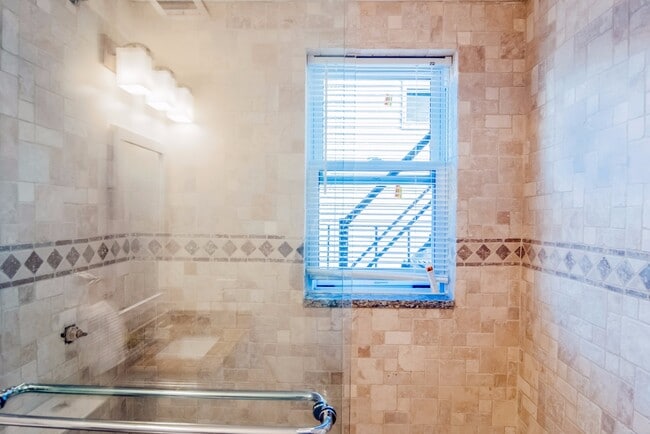 Foto del edificio - 108 Maverick St