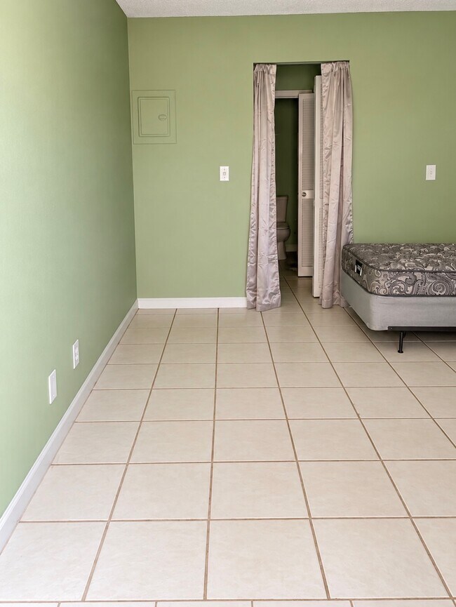Foto del edificio - 5845 NW 19th St