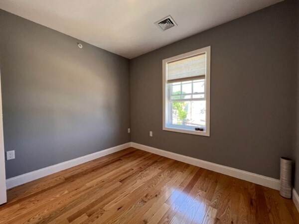 Foto del edificio - 18 Bates Ave