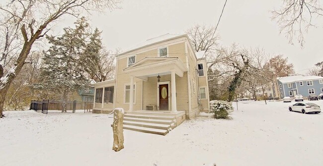 Foto del edificio - Large House with 2 Kitchens & 2 Living Rooms + Off-Street Parking! Available August 1st!