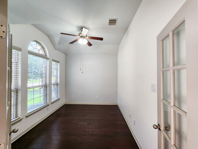 Foto del edificio - 4515 Greenleaf Dr