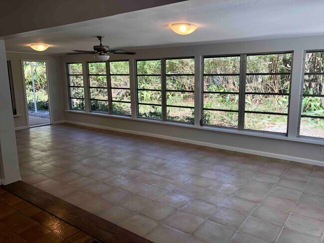 Building Photo - Retro 2-bed/2-bath Sarasota Home For Rent