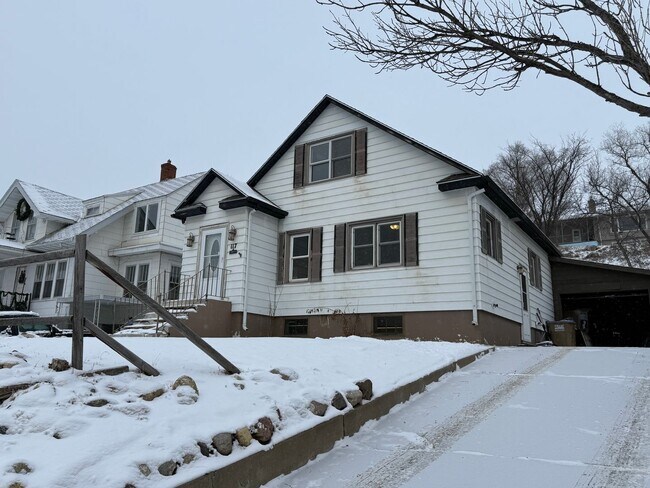 Building Photo - 3 Bedroom Home