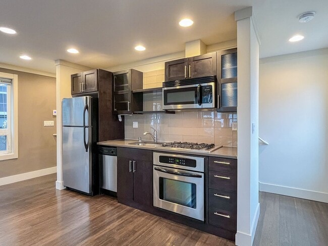 Building Photo - Unbeatable Location! 2bd/2bth Westlake Tow...