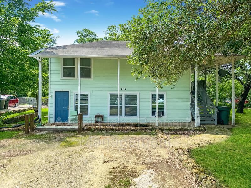 Primary Photo - 207 Davis St