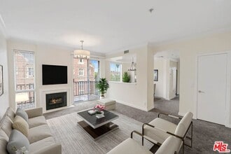 Building Photo - 585 N Rossmore Ave