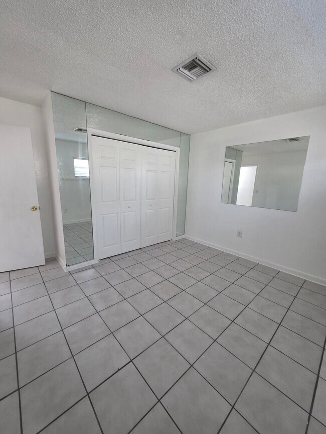 Foto del edificio - 4776 Carver St