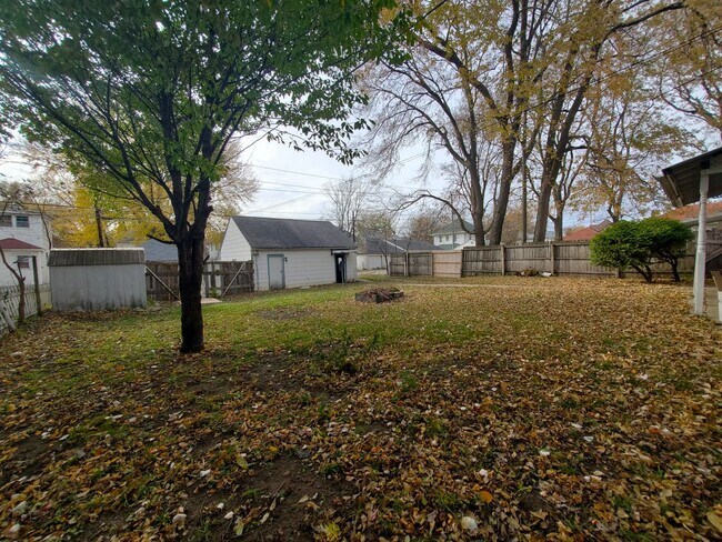 Building Photo - FOR RENT- Large home on Western Ave! Pets ok!