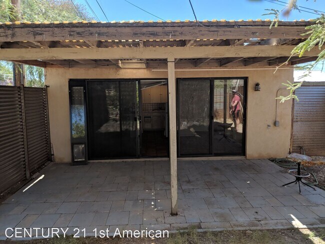 Foto del edificio - Studio, 1 bath House - 147 1/2 N Highland Ave