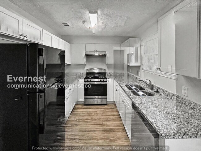 Foto del edificio - 3 Bed, 3 Bath Home with Fenced Yard & Garage / Pet-Friendly / Available Now!