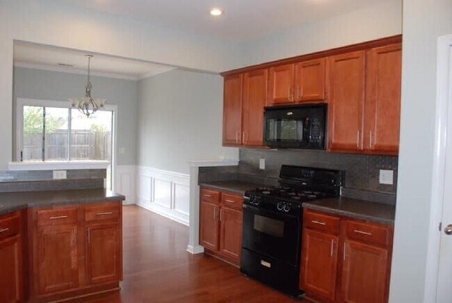 Foto del edificio - 5720 Weddington Dr