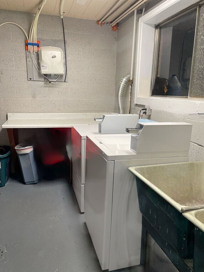 Foto del edificio - Renovated 2 Bedroom in Bellevue with Priva...