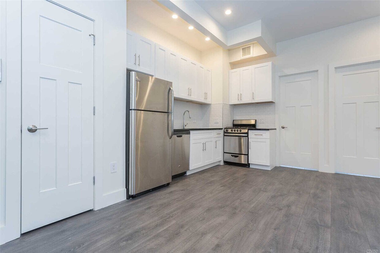 Foto principal - 68-51 Fresh Pond Rd