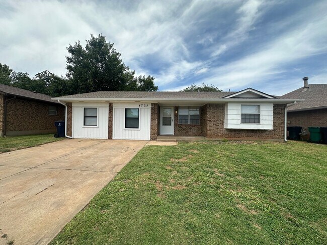 Building Photo - Spacious 4 bed, 1.5 bath
