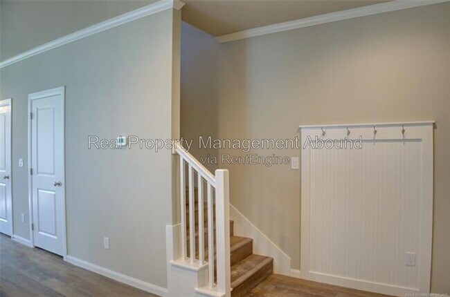 Building Photo - 728 S Weenonah Ave