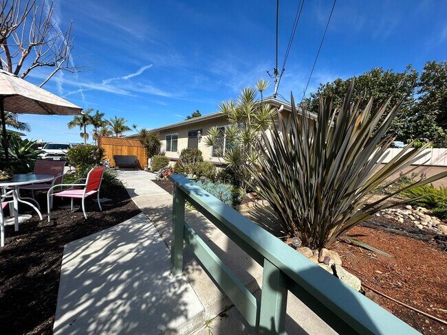 Foto del edificio - Stylish Remodel Near Beach & Downtown