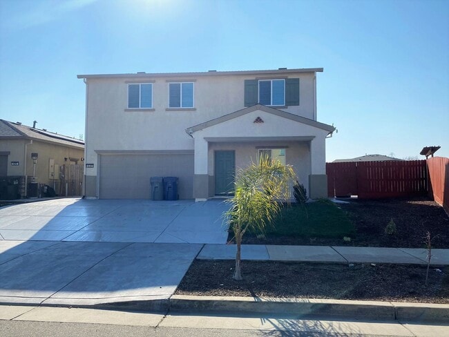 Building Photo - Spacious 4 bedroom/2 bath home waiting to ...