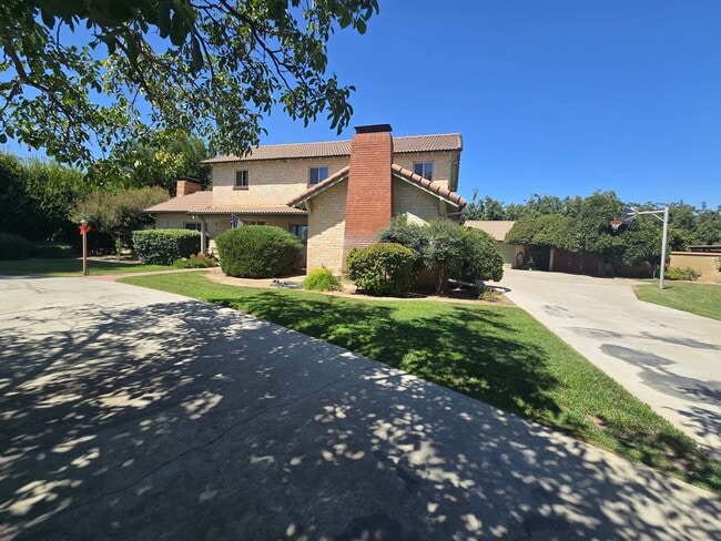 Foto del edificio - 4 Br 3 Ba + Flex w/ Fireplace