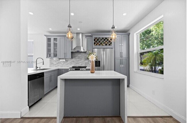 Foto del edificio - Southwest 51st Street, Davie, FL 33331 - 4 BR 3 BA single-family home