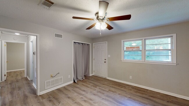 Foto del edificio - Precious updated 3 bed/1bath located in Oakleigh Heights