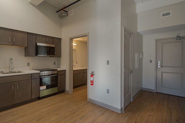 Foto del edificio - Bright Studio Apartment - Brattleboro, VT. $1450/month, 425 sq.ft. ALL UTILITIES INCLUDED- Availa...