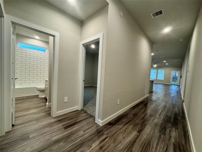 Building Photo - 14273 Lake Lodge Dr