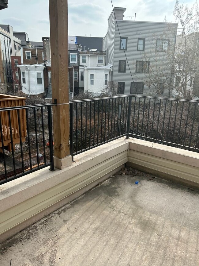 Building Photo - Beautiful 2 bedroom, 2 bathroom apt   (Sec 8 voucher 2  )