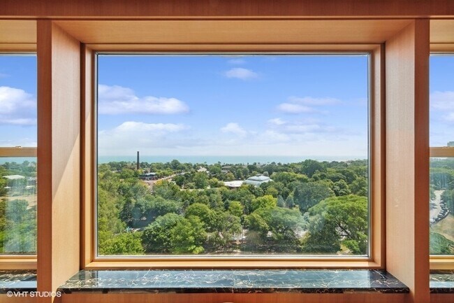 Building Photo - 2120 N Lincoln Park W