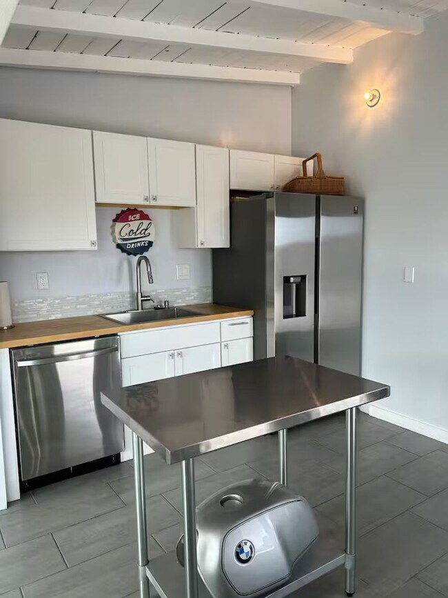 Building Photo - GORGEOUS 2 BED 2 BATH HOME WITH 1 BED 1 BA...