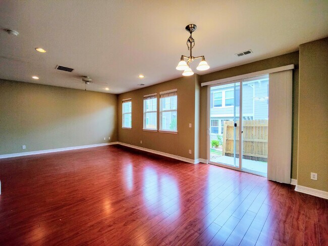 Building Photo - "Charming 2-Bed, 2.5-Bath Townhouse with S...