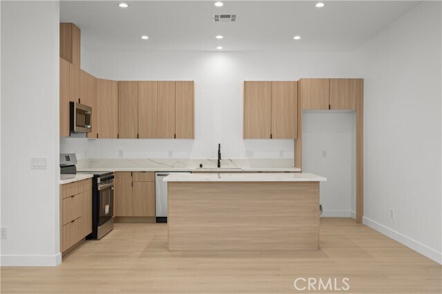 Foto del edificio - 6950 Amestoy Ave