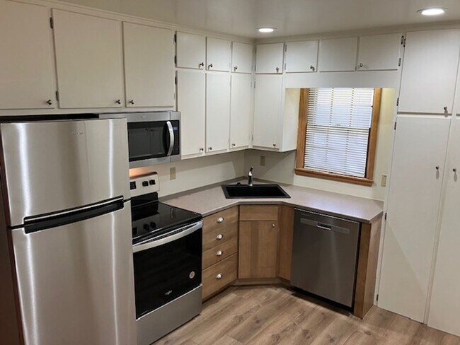 Foto del edificio - 2 bdrm, 1.5 bath duplex with flexible possession!